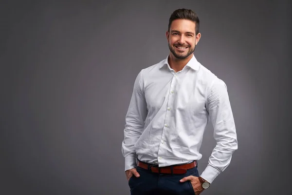 Confident young man smiling — Stock Photo, Image